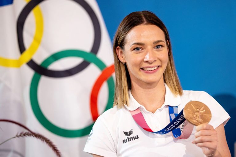 Bettina Plank mit ihrer olympischen Bronze-Medaille